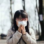 感染防止のためにマスクをしている女の子