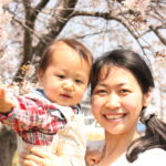 桜と新入園児